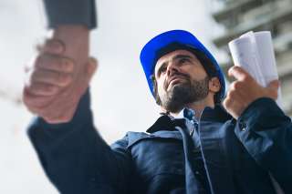 Foto: Handschlag mit Bauarbeiter