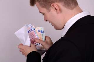 Foto: Mann mit Geldumschlag