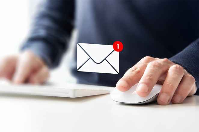 Foto: Mann mit Laptop