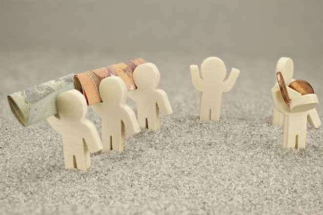 Foto: Kleine Figuren mit Geldscheinen und Münzen