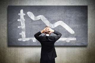 Foto: Person steht vor Tafel