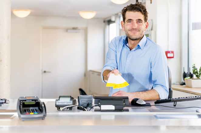 Foto: Person mit Gutscheinen